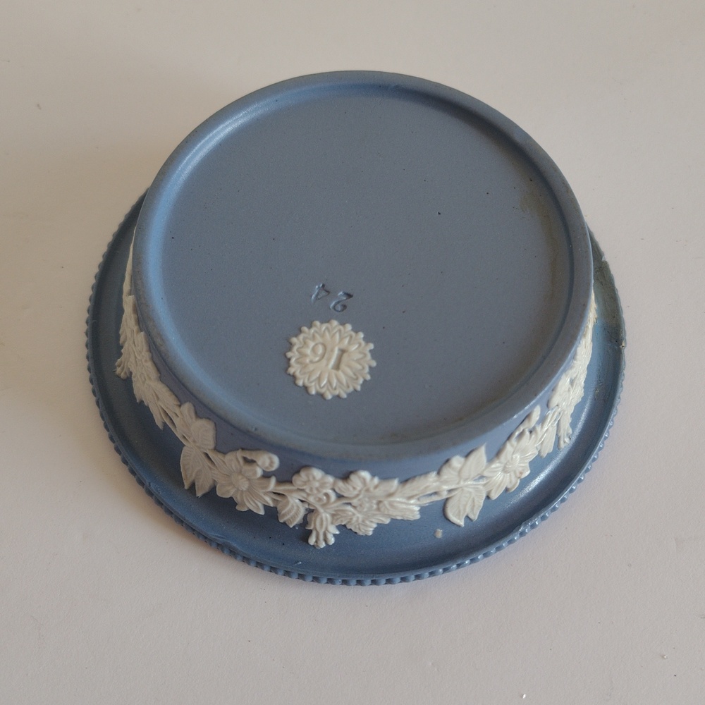 Wedgwood Jasperware Planter And Saucer Set 4 Inches Tall And 5 Inches Wide - Picture 8 of 8